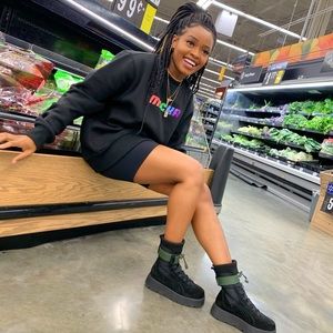 Meet your Posher, Lorika